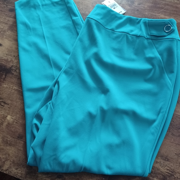 Crepe Collarless Belted Jacket Suit Set - Picture 8 of 10